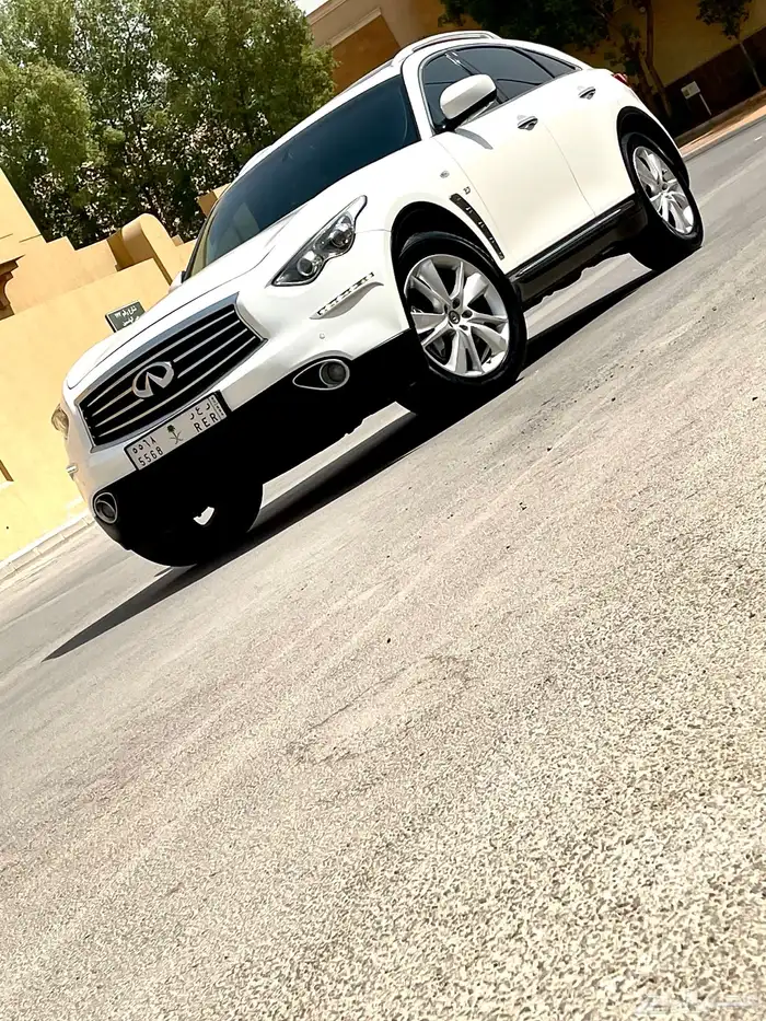 انفنتي QX70 فل كامل 2015 نظيف 15