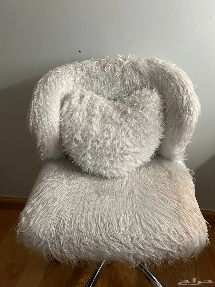 كرسي مكتب او تسريحه ابيض فروي منخفض بكفرات مع التحكم 3