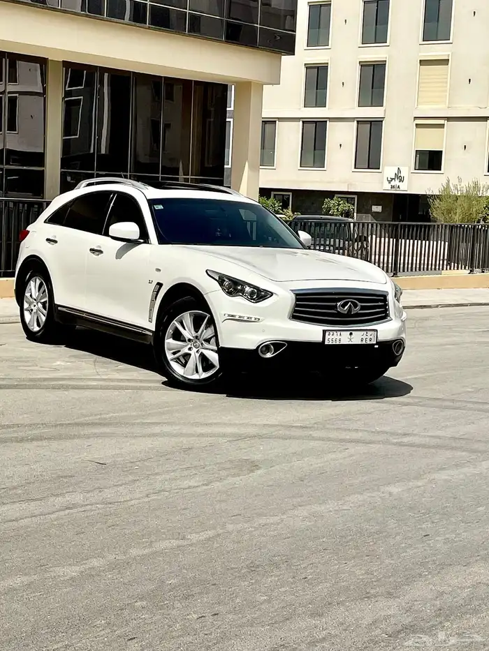انفنتي QX70 فل كامل 2015 نظيف 18