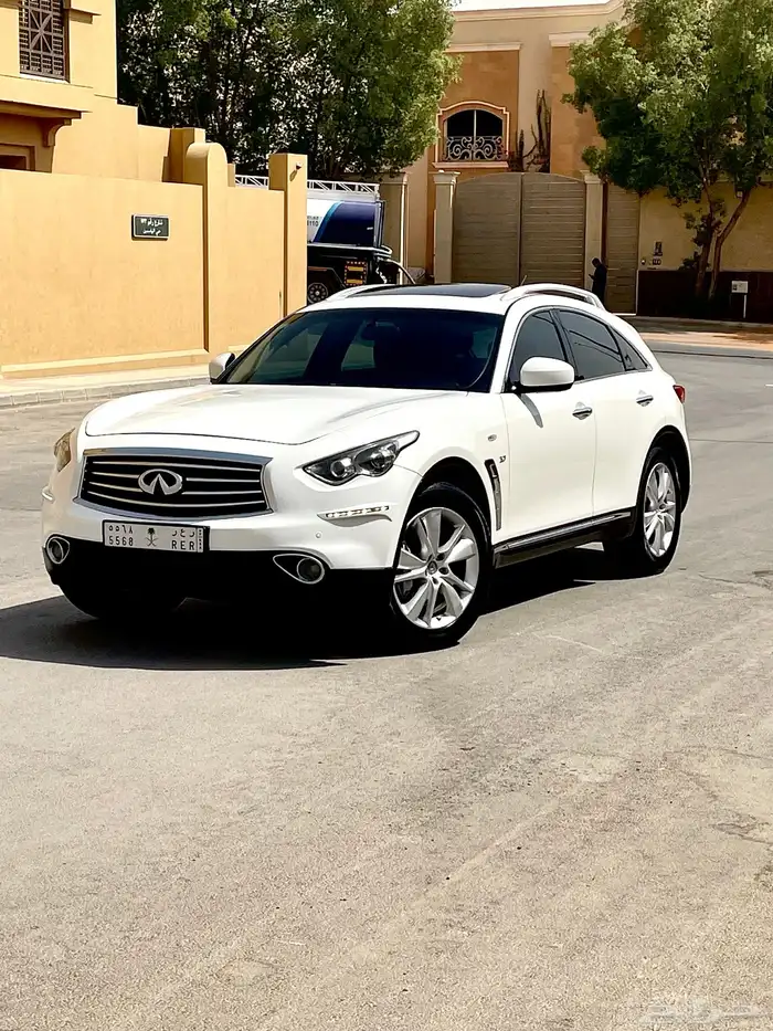 انفنتي QX70 فل كامل 2015 نظيف 14