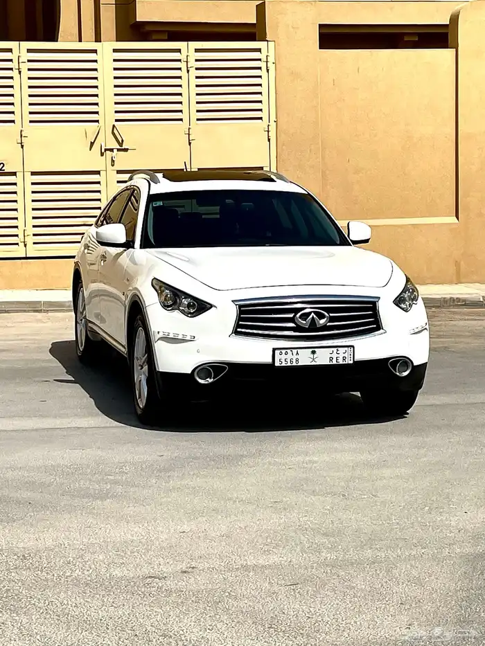 انفنتي QX70 فل كامل 2015 نظيف 8