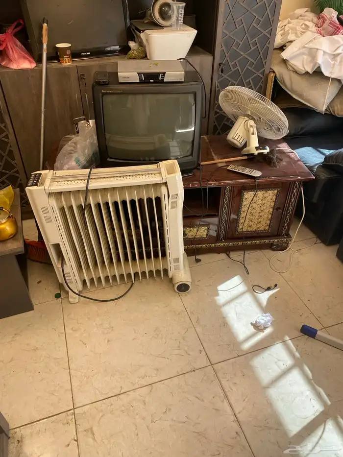 تلفزيون مع رسيفر وطاوله ومروحه جدار ودفايه 0