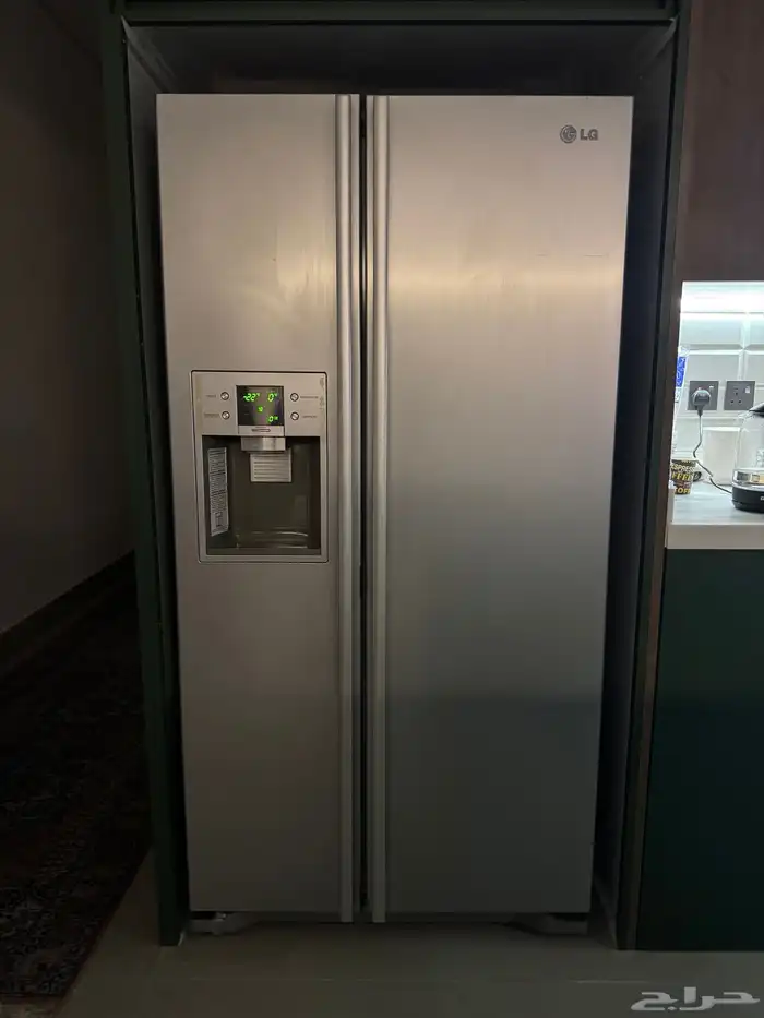 ثلاجة LG شبه جديدة مع Ice Maker 0