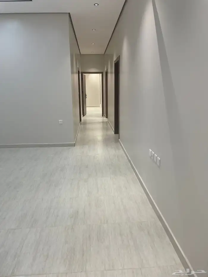 للبيع دور فاخر بمخطط شاطئ1 تشطيب راق جدا - تصميم حديث 1