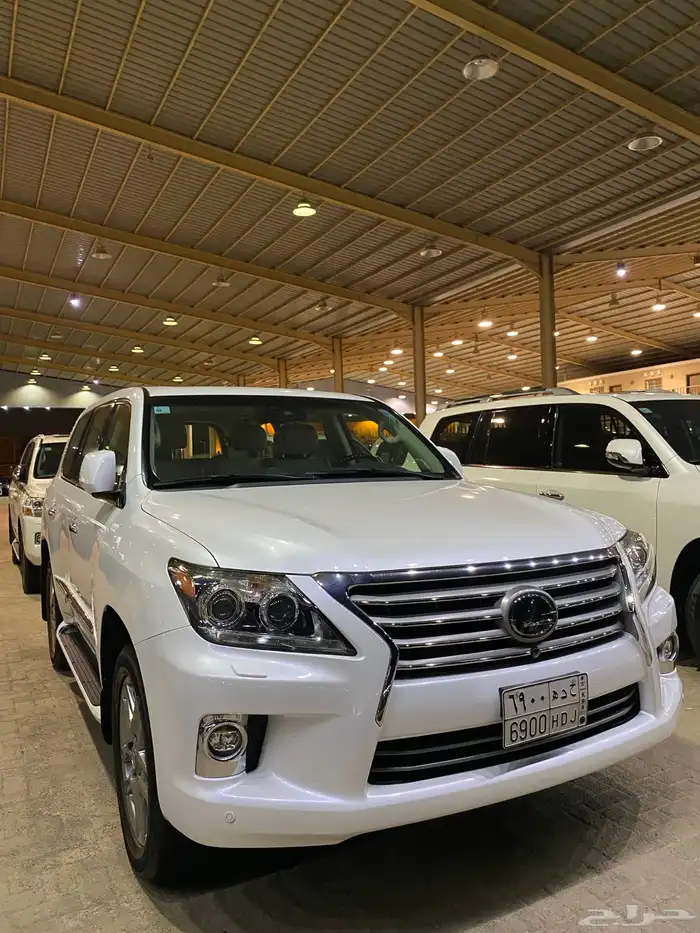 للبيع لكزس LX570 دي دي 2014 عبداللطيف عداد قليل 86 الف 4