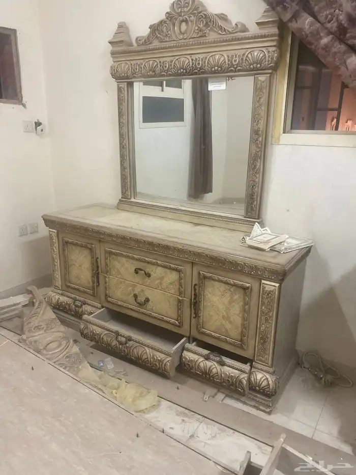 اثاث مستخدم دولاب وطاولات للبيع 0