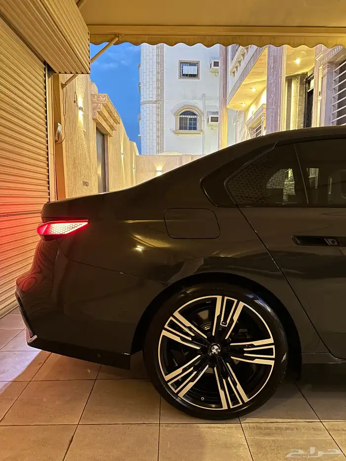 للبيع بي ام دبليو 2025 740i شبه جديدة 10