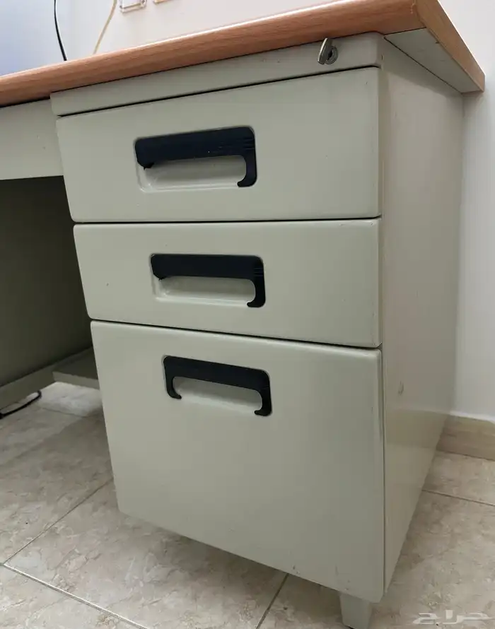 مكتب حديدي بسطح خشبي 2