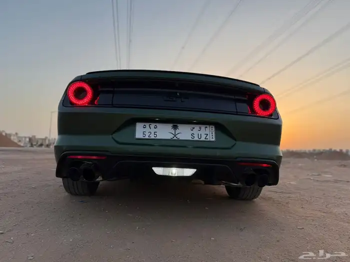 موستنج GT Premium موديل 2022 اللون الاخضر النادر شبه جديده 4