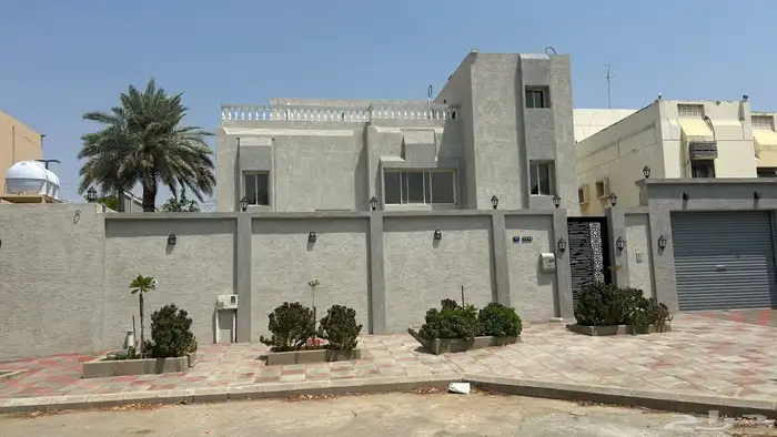 فيلا سكنية مجددة بالكامل للايجار حي الامير فواز 0