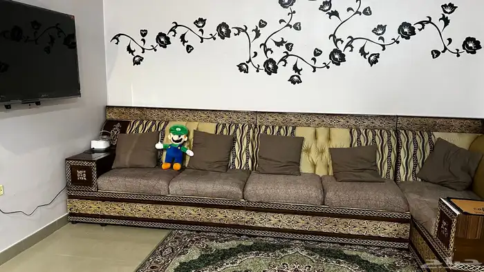 كنب نظيف وطاولة طعام 4