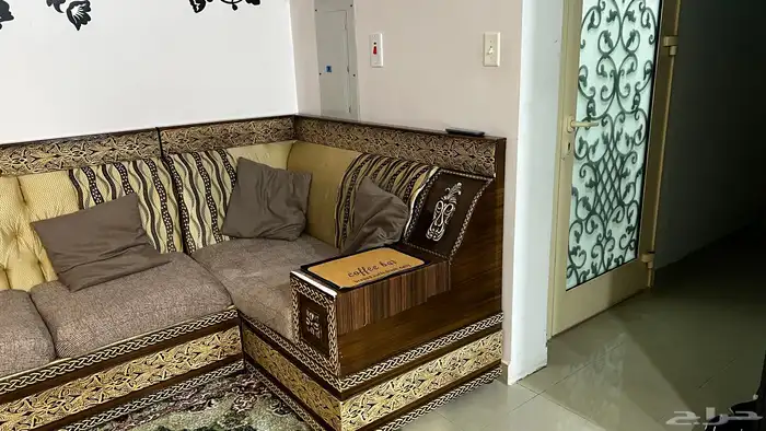 كنب نظيف وطاولة طعام 3