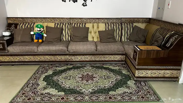 كنب نظيف وطاولة طعام 5