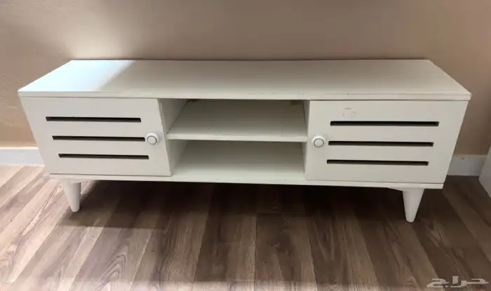 سرير نفرين نظيف ومكتبة تلفزيون 1