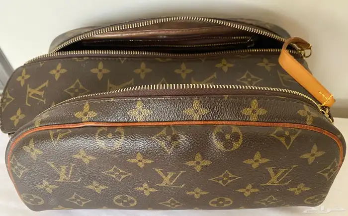 شنطة يد رجالية اصلية louis vuitton 0