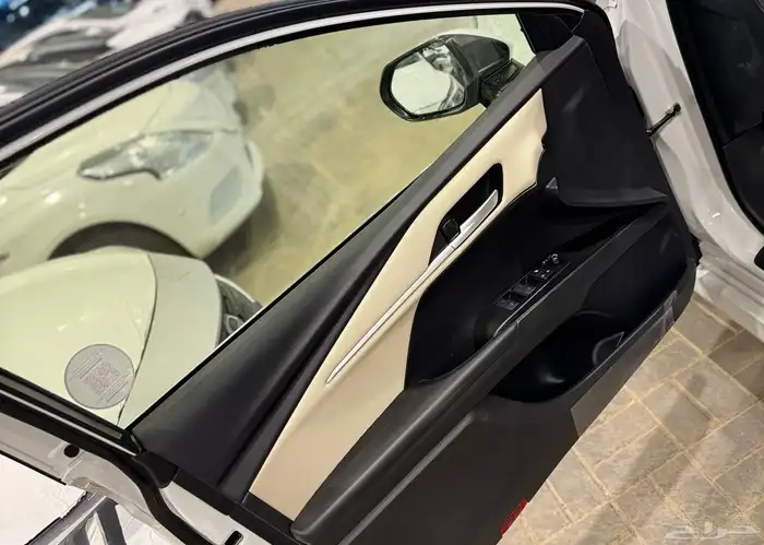 تويوتا كامري 2025 E هايبرد جديد بأقل سعر 8