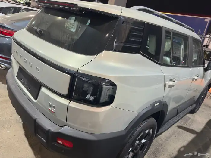 جيتور T1 لاكجري 2025 ذهبي غامق ابيض فضي 5