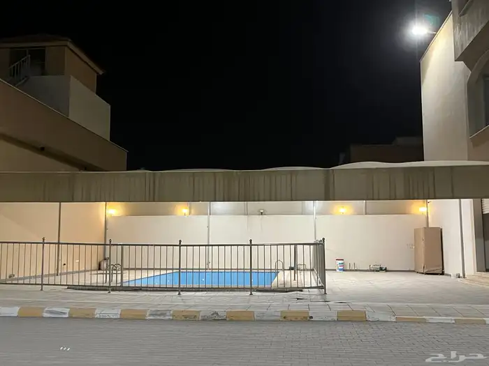 مظلة للبيع نظيفة جدا  لون البيج موقع الخرج 0