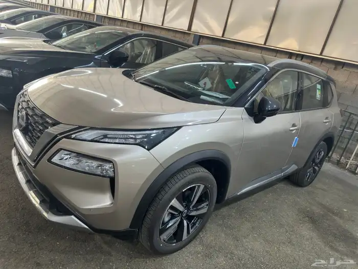 نيسان اكستريل SL فل كامل 7 راكب 2025 ذهبي اسود ابيض 1