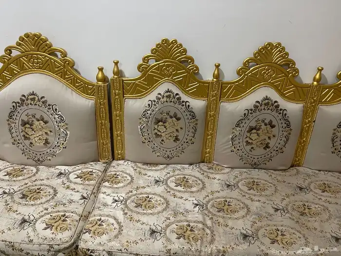 كنب للبيع مع ستاير 2مانختلف على السعر الخشب وسرير مجانا 0