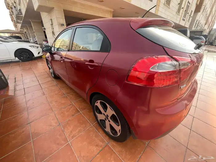 للبيع KIA ريو هاتش باك موديل 2015 1