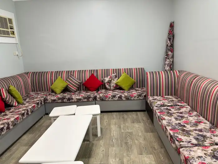 للبيع كنب ببريدة . مجلس متصل . مفروشات 750 1