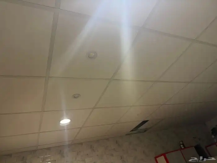 سقف مستعار وباب واحد جميعها نظيفه نفس الجديد 0