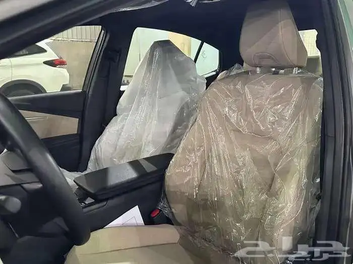 تويوتا كامري استندر E بنزين لون تيتانيوم واسود موديل 2025 6