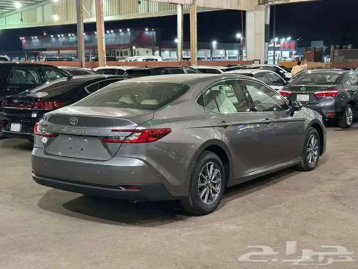 تويوتا كامري استندر E بنزين لون تيتانيوم واسود موديل 2025 2