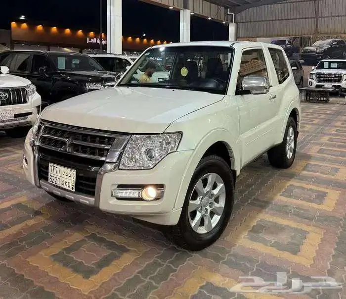 للبيع باجيرو 2020 بابين V6 3.8 سعودي ( عداد قليل ) 2