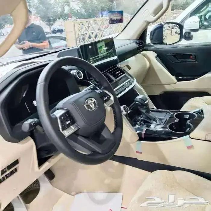 لاندكروزر L3 بنزين موديل 2025 حبه فقط واسود 12