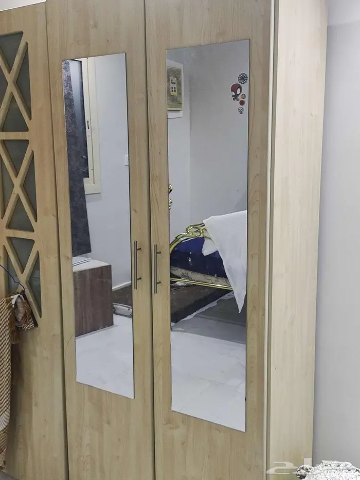 3 دواليب بحالة ممتازة اللون خشبي فاتح 2