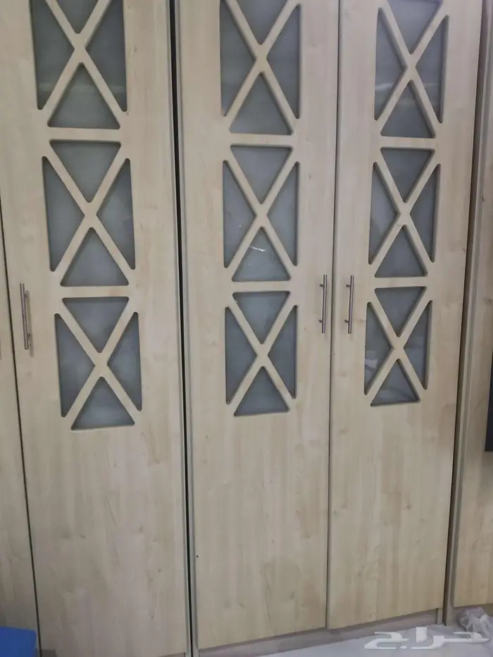 3 دواليب بحالة ممتازة اللون خشبي فاتح 3
