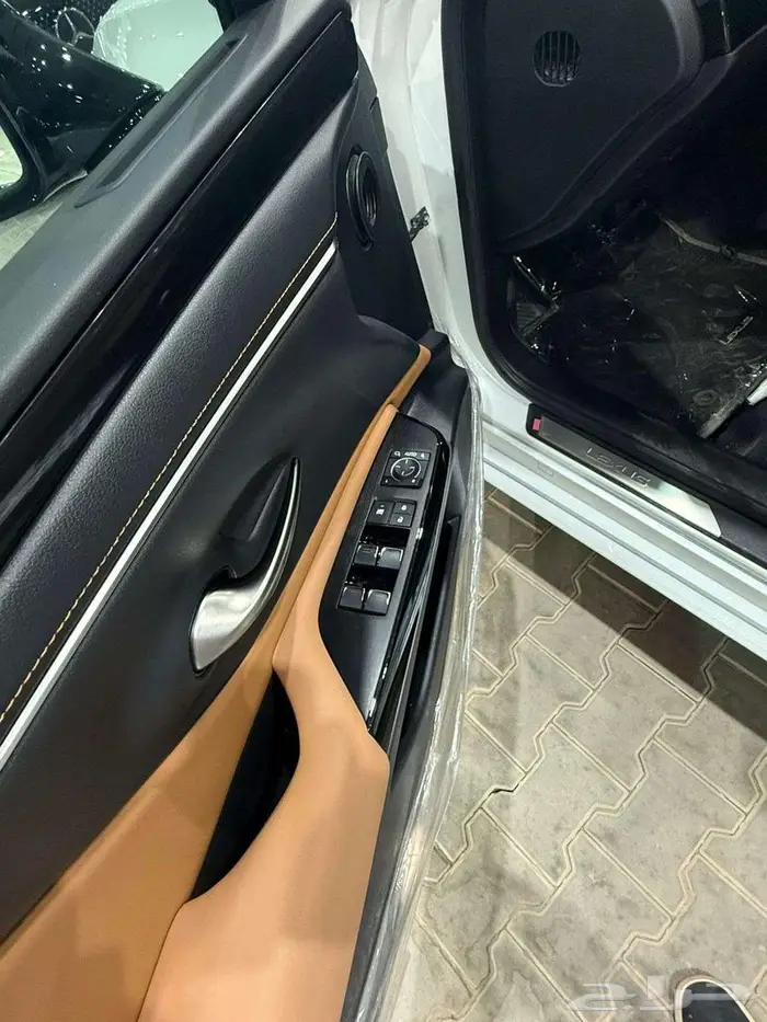 لكزس ES 300 AH ستاندر هايبرد 2024 - خليجي 11