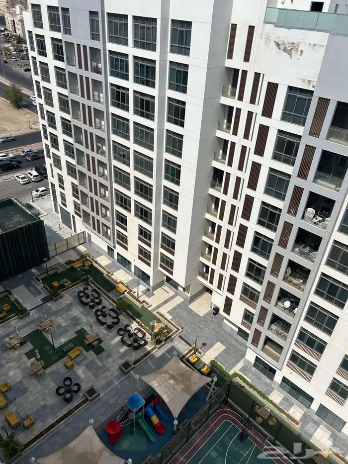 للإيجار شقة جديدة بمجمع سكني 9