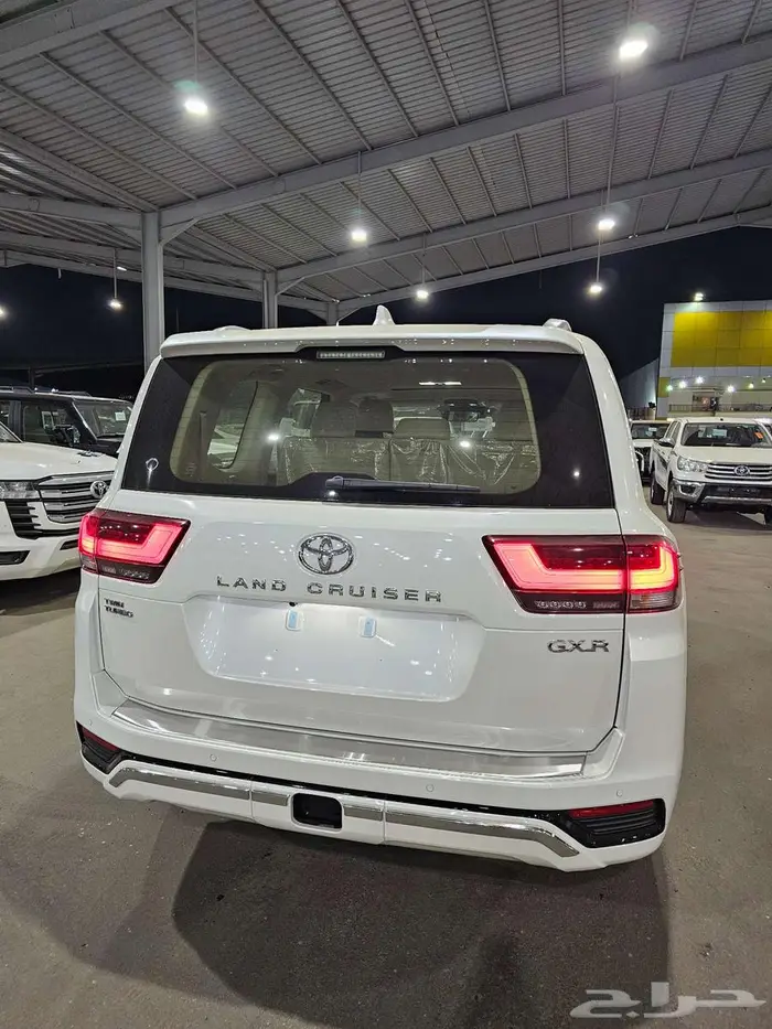 تويوتا لاندكروزر GXR L4 بنزين موديل 2025 4