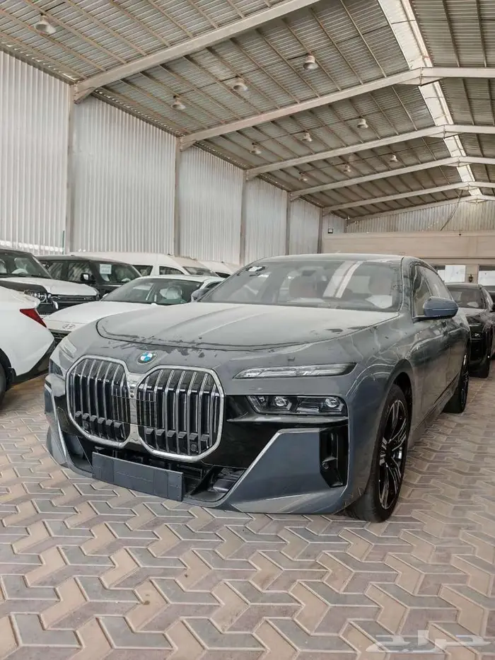 بي ام دبليو 735i موديل 2026 اسود خليجي 5