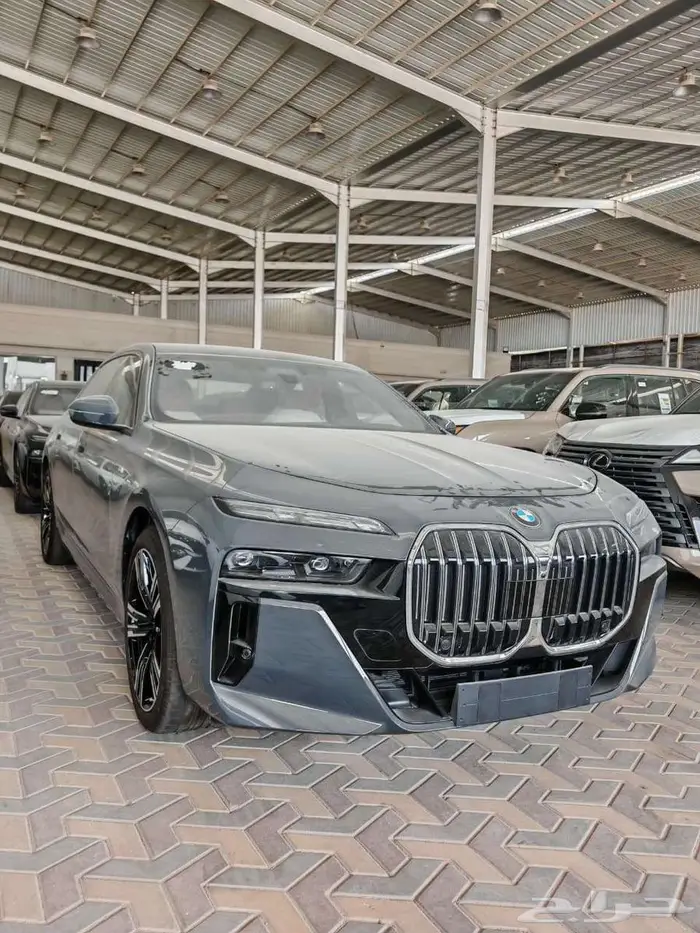 بي ام دبليو 735i موديل 2026 اسود خليجي 9