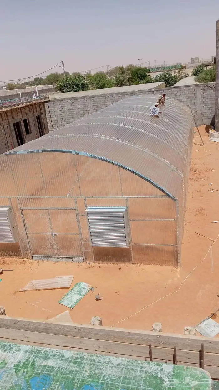 بيوت محميه مستخدم جديد عادي ومكيف وقايمه كما توجد قواعد وعوا 2