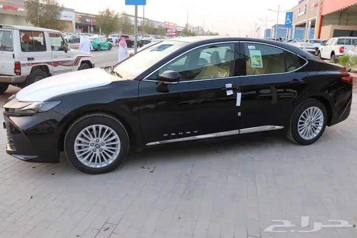 تويوتا كامريLE بنزين 2025 سعودي اسود بسعر 128650 ريال 6