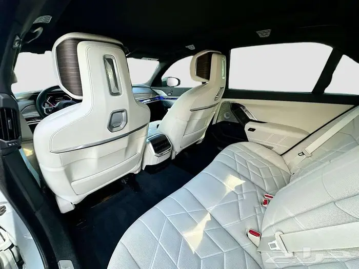 BMW 740i موديل 2023   الفئة السابعة   وارد أمريكا 11