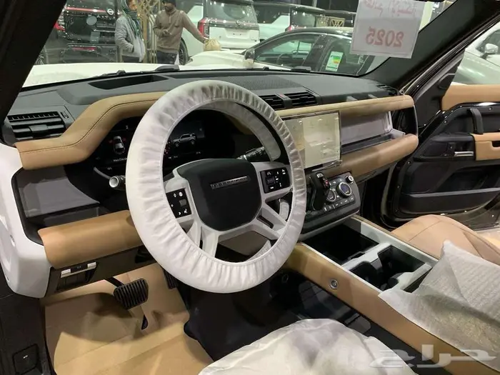لاندروفر - ديفندر HSE V6 موديل 2025 12