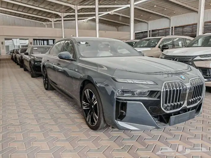 بي ام دبليو 735i موديل 2026 اسود خليجي 7