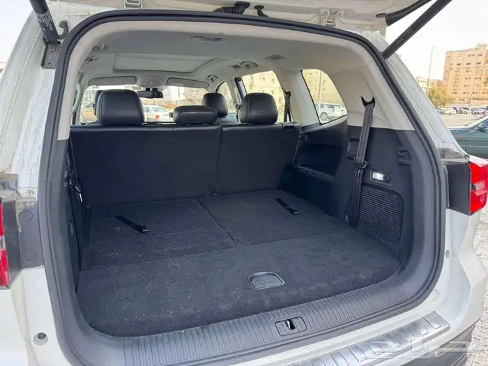 سيارة MG. موديل 2023 النوع RX 8 8