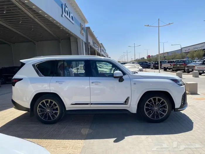 لكزس LX600 BB 2023 ابيض داخلي احمر 4