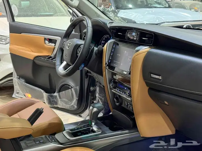 فورتشنر 6 سلندر 2025 بنزين (عليها ملاحظة خفيفة) بطاقة جمركية 33