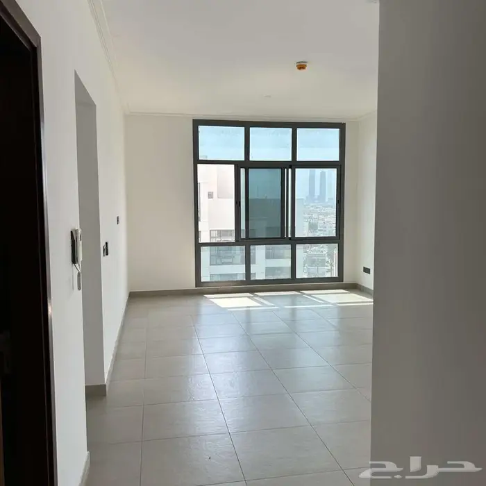 للإيجار شقة جديدة بمجمع سكني 1