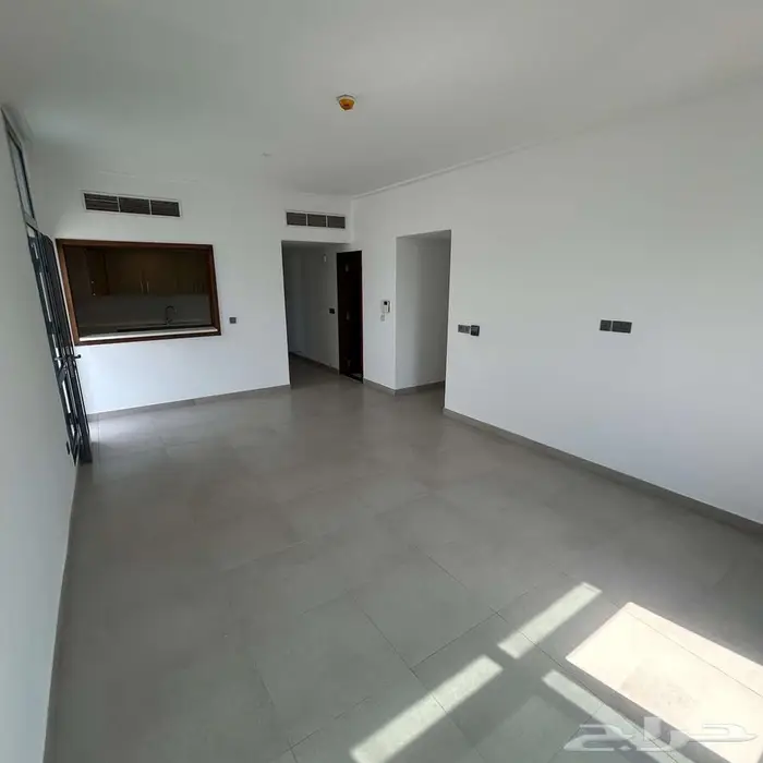 للإيجار شقة جديدة بمجمع سكني 2