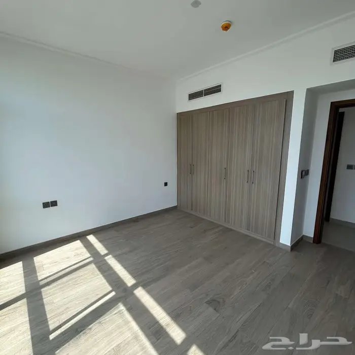 للإيجار شقة جديدة بمجمع سكني 4