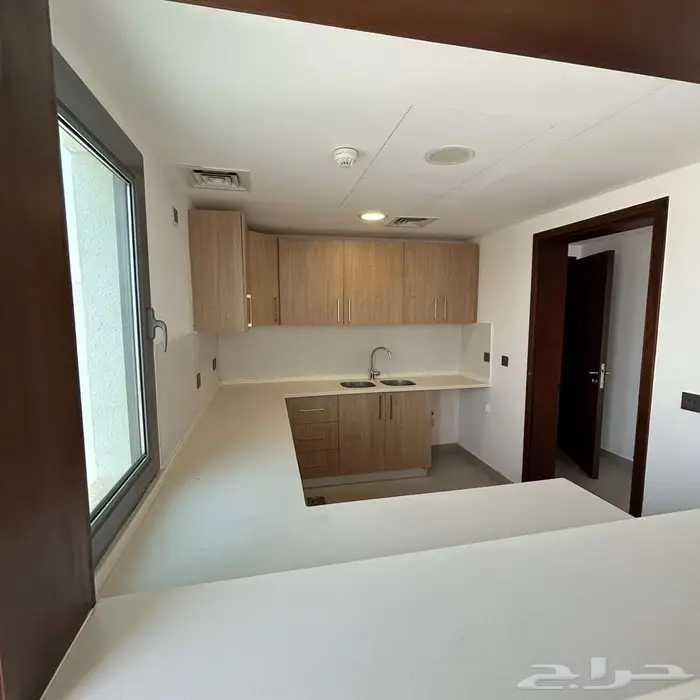 للإيجار شقة جديدة بمجمع سكني 3